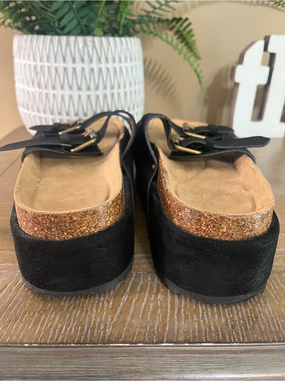 Hey Girl by Corkys Womens Black Suede Studded Platform Sandals
Size 6 - Picture 8 of 11